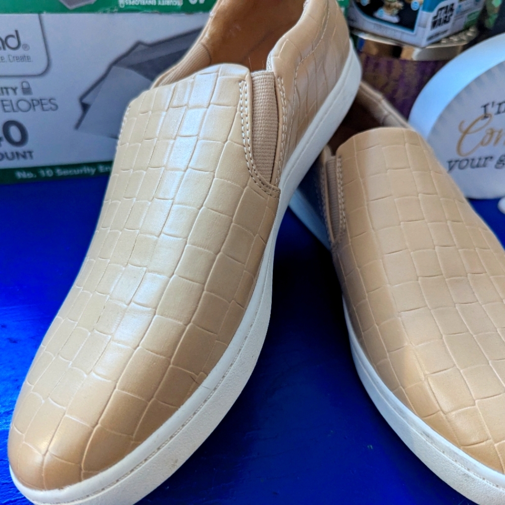 Universal thread Canvas Tan Flats Woman SZ 8